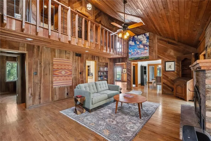 1034 E 450 RD, Lawrence, KS 66047