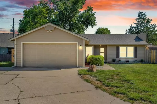3713 Sunnybrook LN, Lawrence, KS 66047
