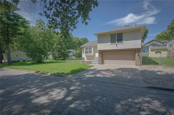 12 W 8TH ST, Higginsville, MO 64037