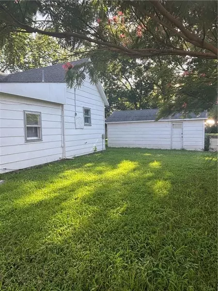 607 E 6th ST, Pleasanton, KS 66075