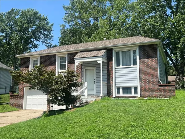 809 NW Camelot PL, Blue Springs, MO 64015