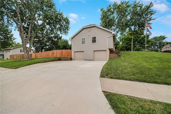 Gladstone, MO 64118,1213 NE 73rd ST