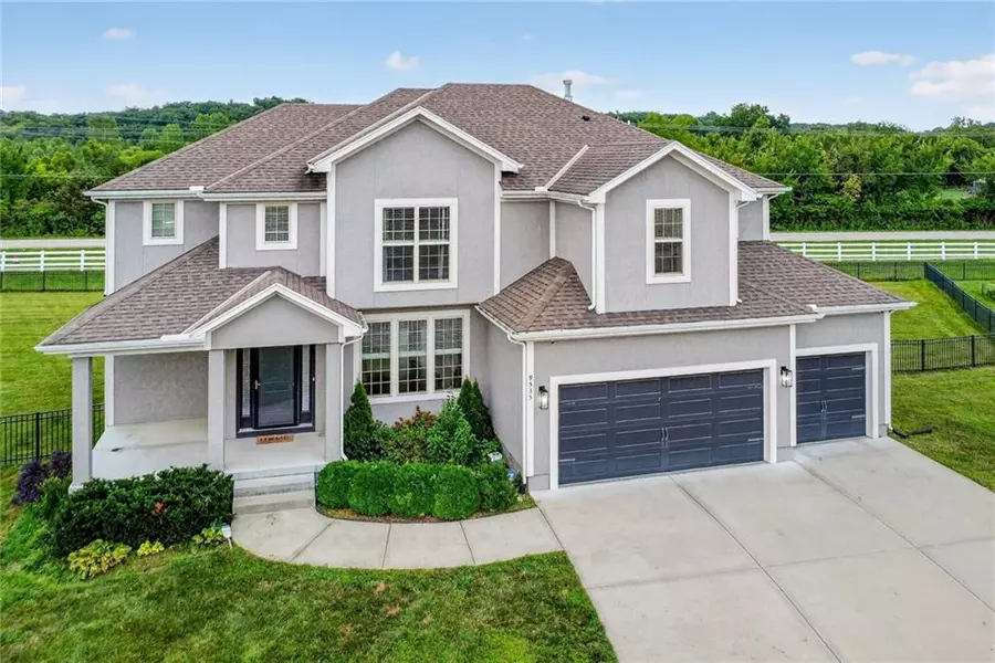 9535 Courtney AVE, Lee's Summit, MO 64138