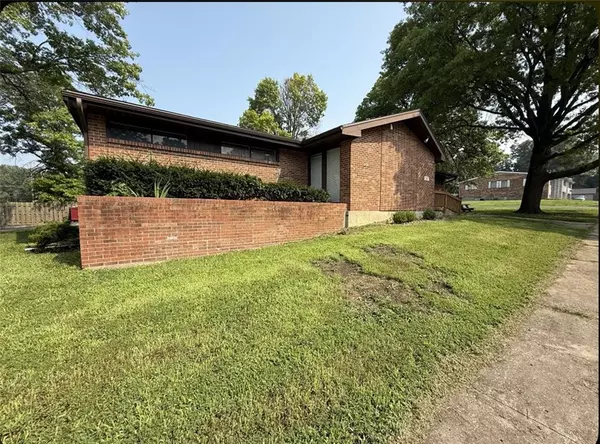 802 E Walnut ST, Belton, MO 64012