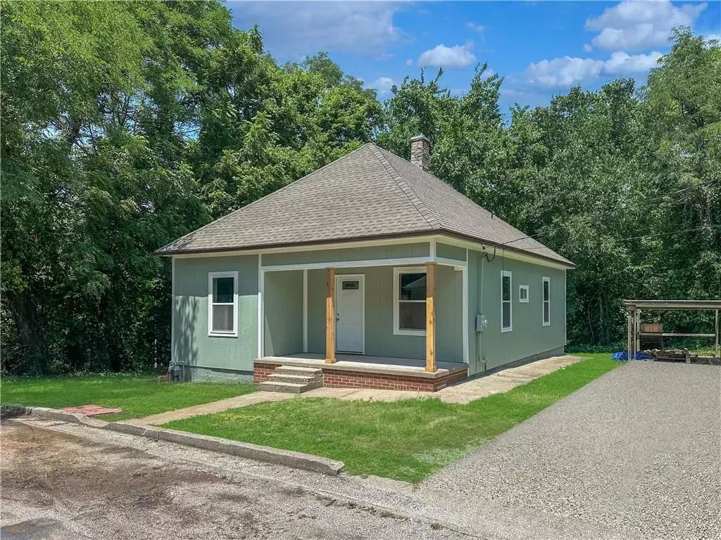 Lexington, MO 64067,1305 Clinton ST