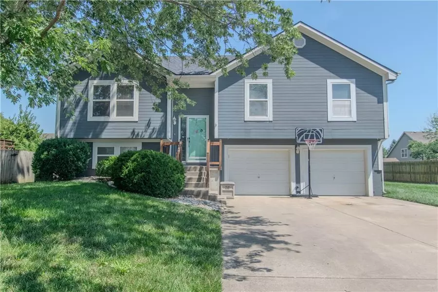 10206 E 220TH PL, Peculiar, MO 64078