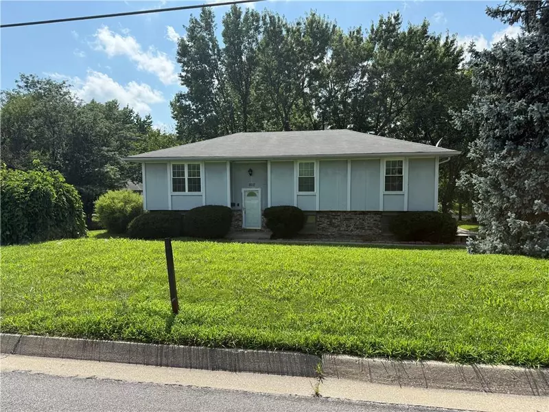 802 WOODBINE RD, St Joseph, MO 64507