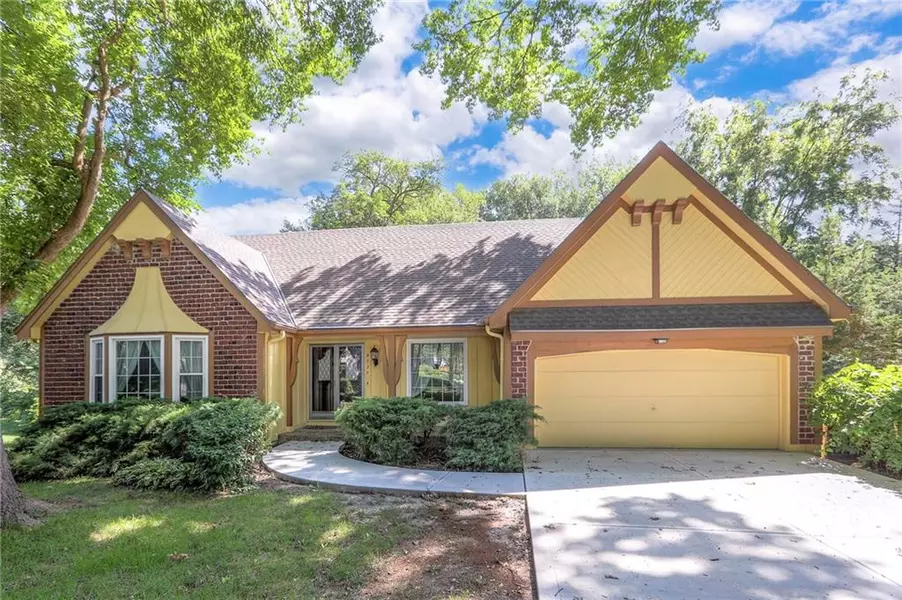 9025 Greenway LN, Lenexa, KS 66215