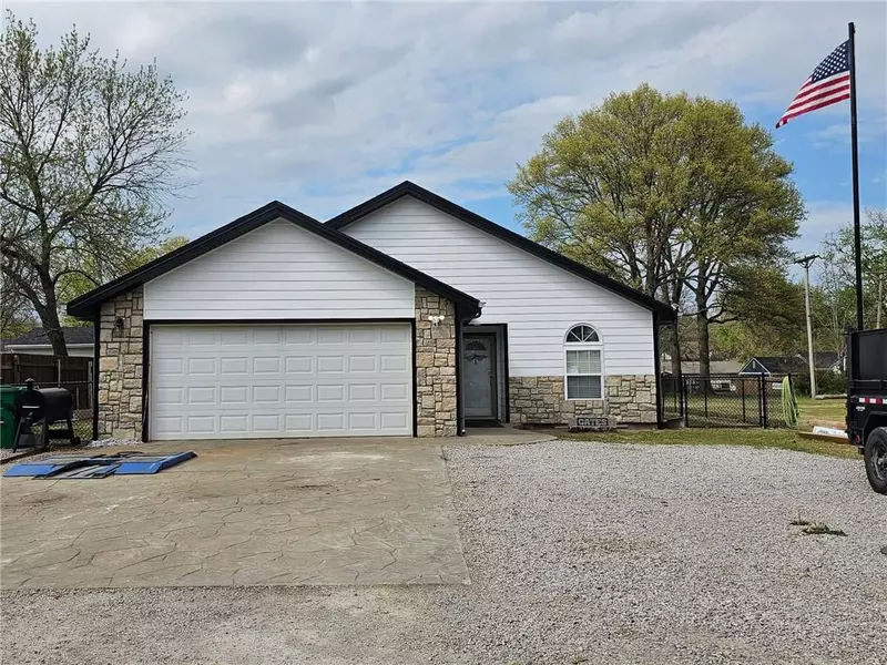 520 E 2nd ST, Adrian, MO 64720