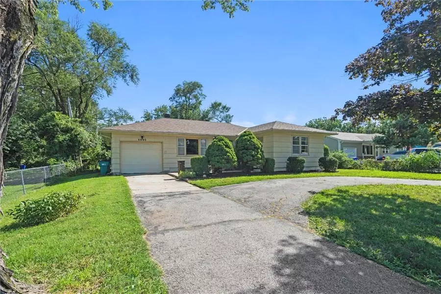 4305 Doctor Greaves RD, Grandview, MO 64030