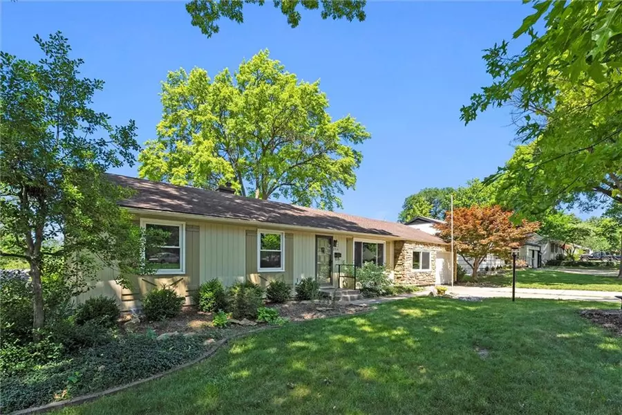 8914 Western Hills DR, Kansas City, MO 64114