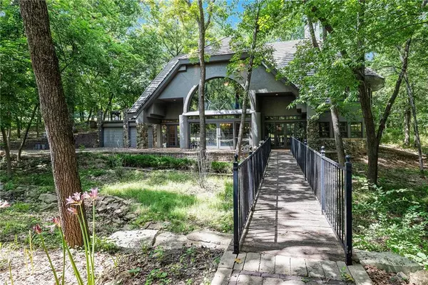 Lee's Summit, MO 64081,928 NW Cedar Creek LN