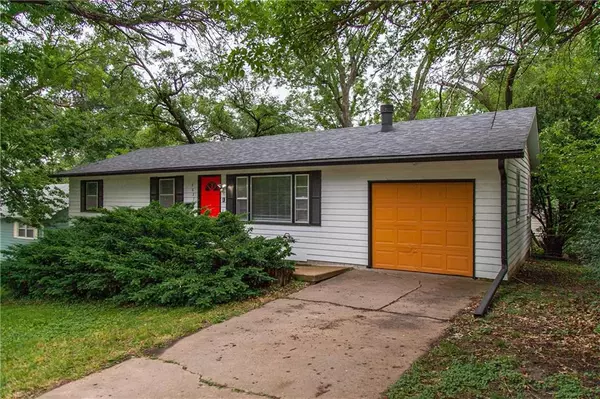 2627 Belle Crest DR, Lawrence, KS 66046