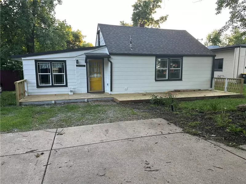 8510 Grandview LN, Overland Park, KS 66212