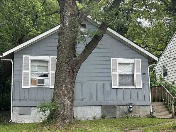 8237 FLORA AVE,  Kansas City,  MO 64131