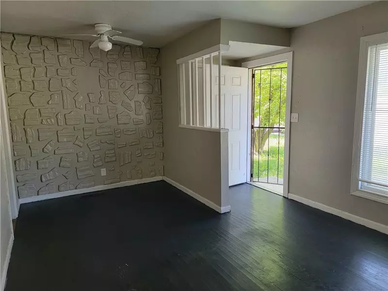 5945 Jackson AVE, Kansas City, MO 64109