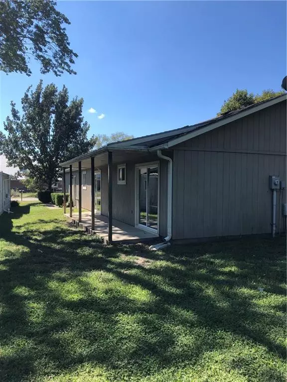 208 SW 10th ST, Oak Grove, MO 64075