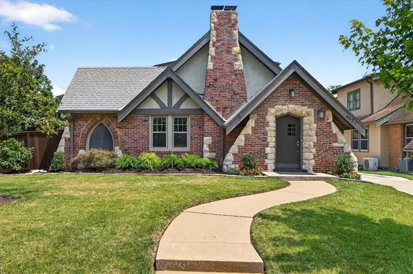 6637 Oak ST, Kansas City, MO 64113