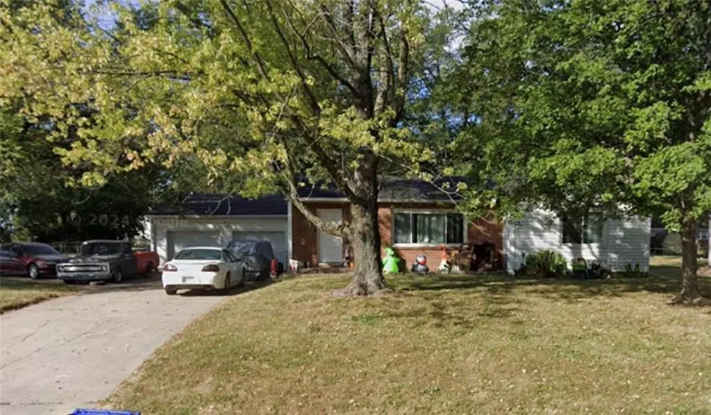 810 SE DOUGLAS ST, Lee's Summit, MO 64063