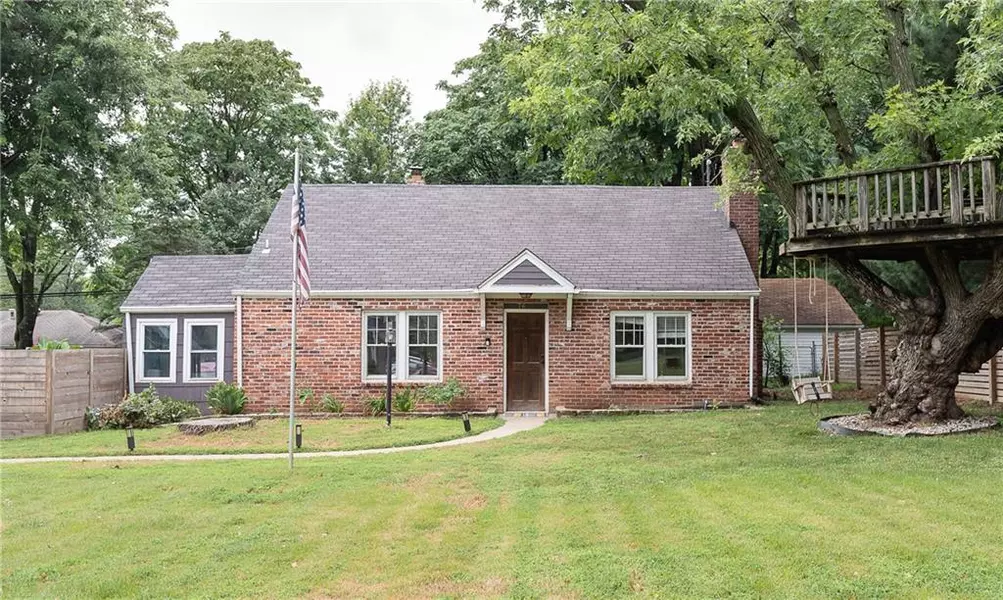 7632 Reinhardt DR, Prairie Village, KS 66208