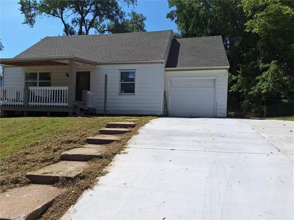 4735 E 44 ST, Kansas City, MO 64130