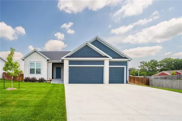 649 N Oakwood LN, Tonganoxie, KS 66086
