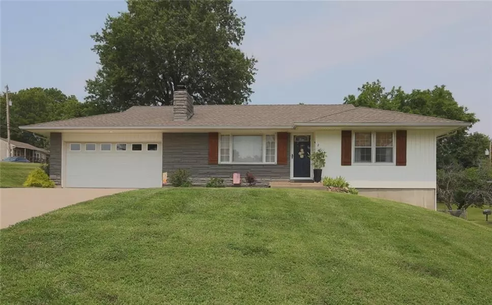 2 NE 63rd TER, Gladstone, MO 64118
