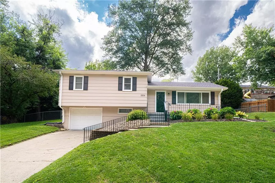 3506 E Lantern LN, St Joseph, MO 64506