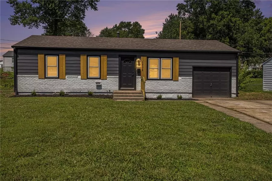 1208 N Redwood DR, Independence, MO 64055