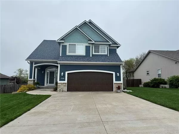 1940 E Finch DR, Tonganoxie, KS 66086