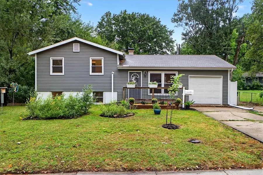 514 NW Ward RD, Lee's Summit, MO 64063