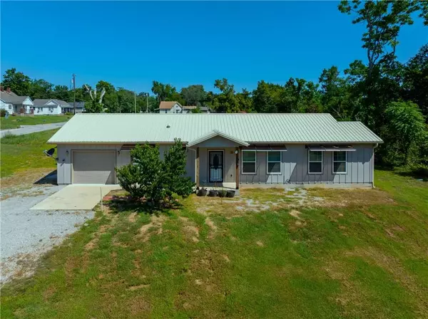 1115 S Cedar ST, Nevada, MO 64772