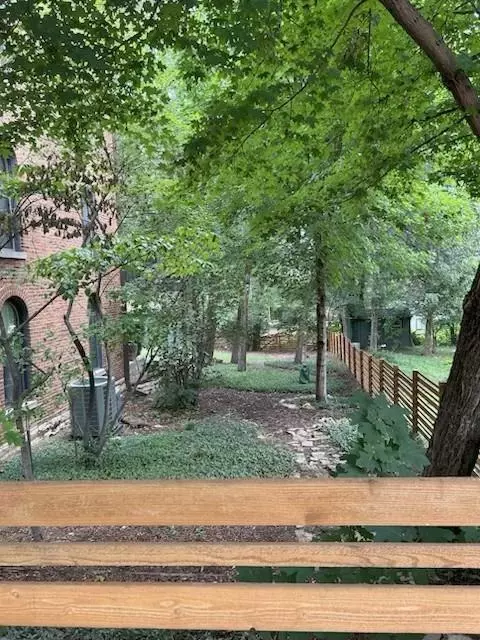 1635 Summit ST, Kansas City, MO 64108