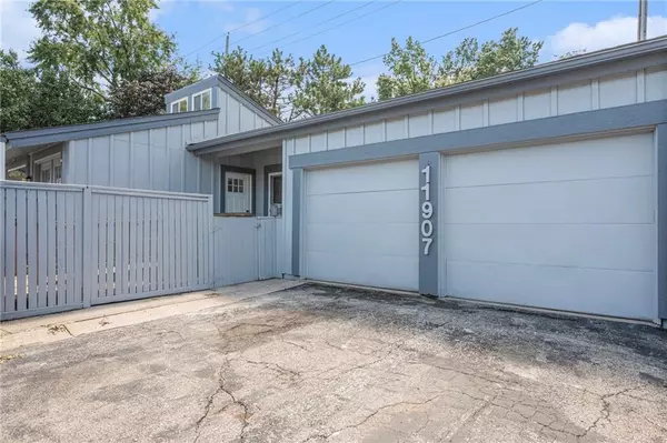 11907 W 82nd TER, Lenexa, KS 66215