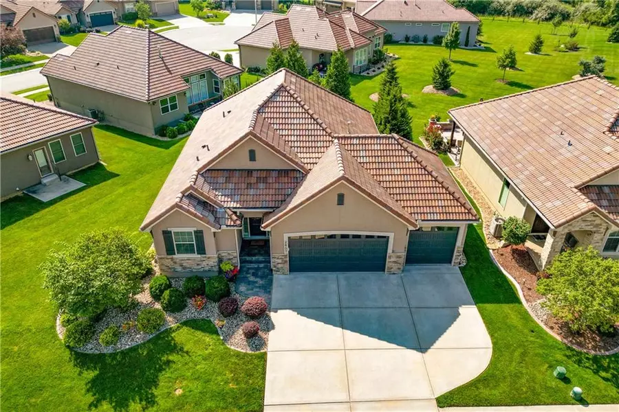2807 SW Corinth DR, Lee's Summit, MO 64081