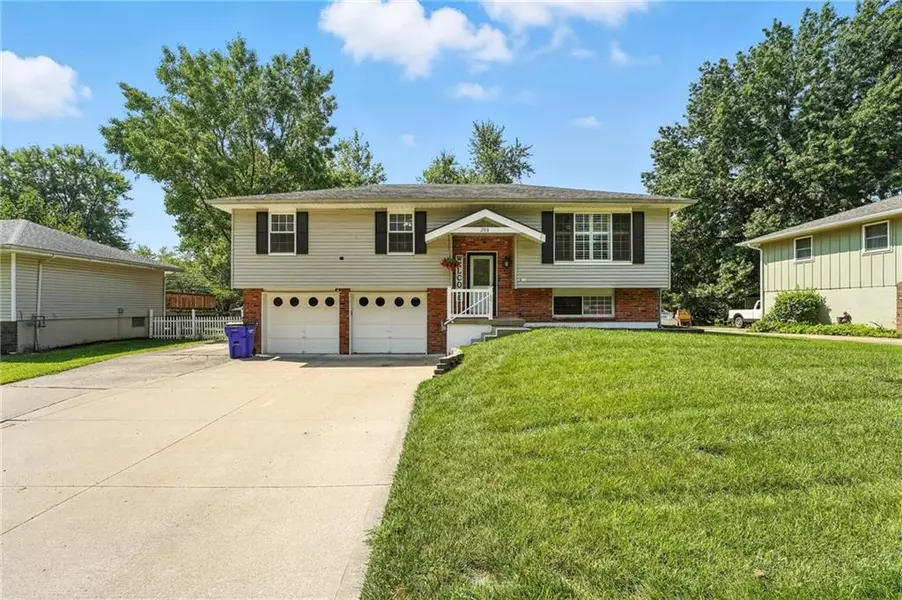 208 SW Gladstone DR, Blue Springs, MO 64014