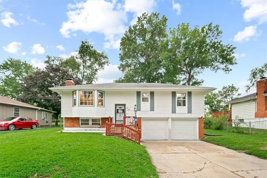7701 E 90th TER, Kansas City, MO 64138
