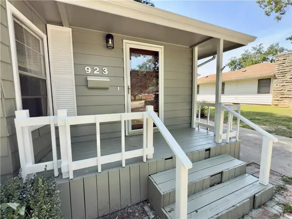 Lawrence, KS 66049,923 Crestline DR