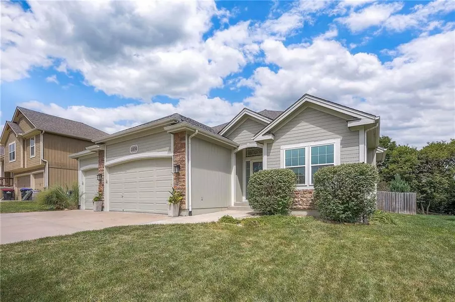 1806 Curtis DR, Greenwood, MO 64034