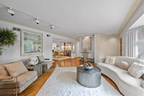 Fairway, KS 66205,5401 Windsor LN