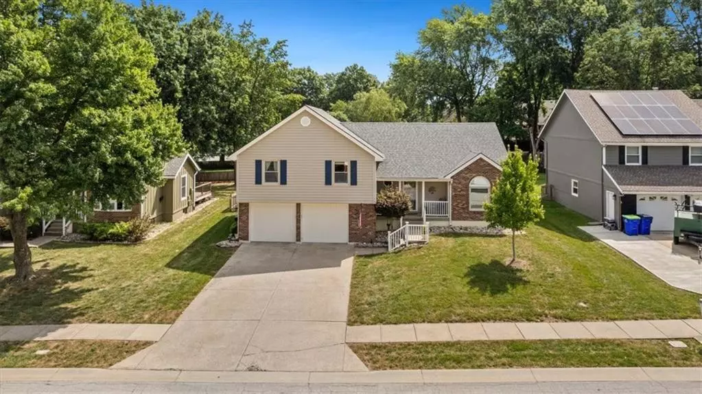 713 SE Claremont ST, Lee's Summit, MO 64063