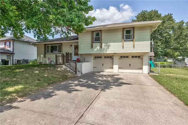 Lansing, KS 66048,207 Highland RD