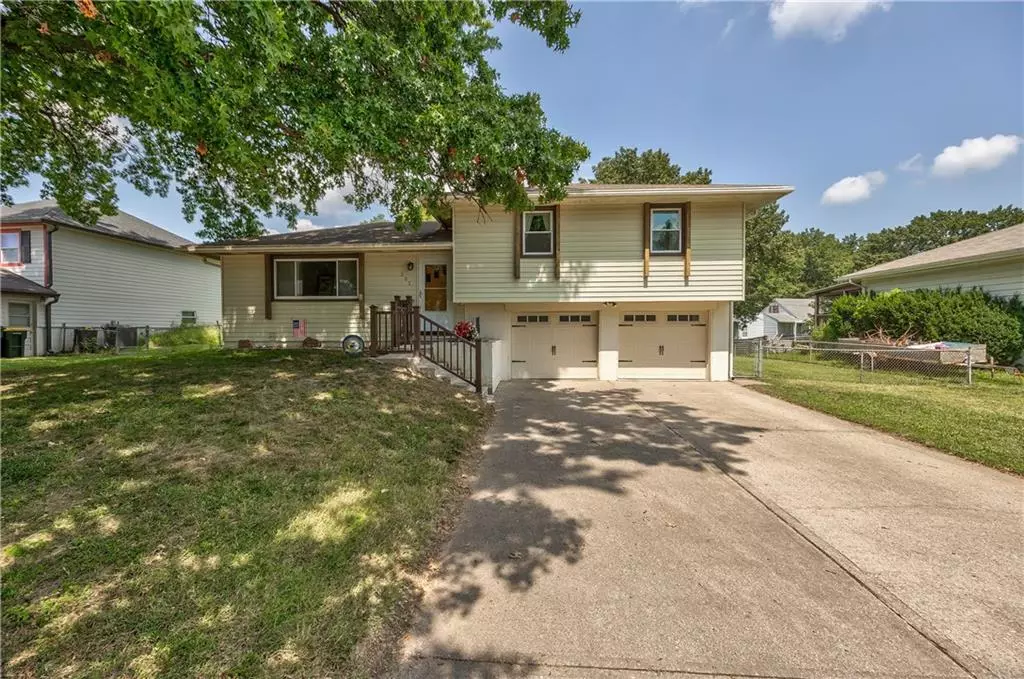 Lansing, KS 66048,207 Highland RD