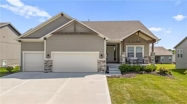 1523 SW Arbor Valley DR, Lee's Summit, MO 64082