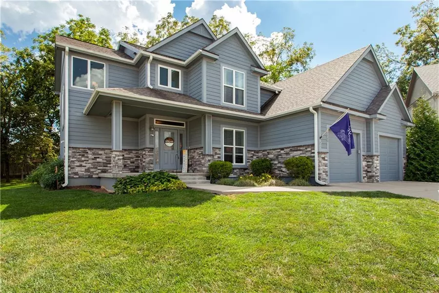 1400 Burr Oak CT, Grain Valley, MO 64029