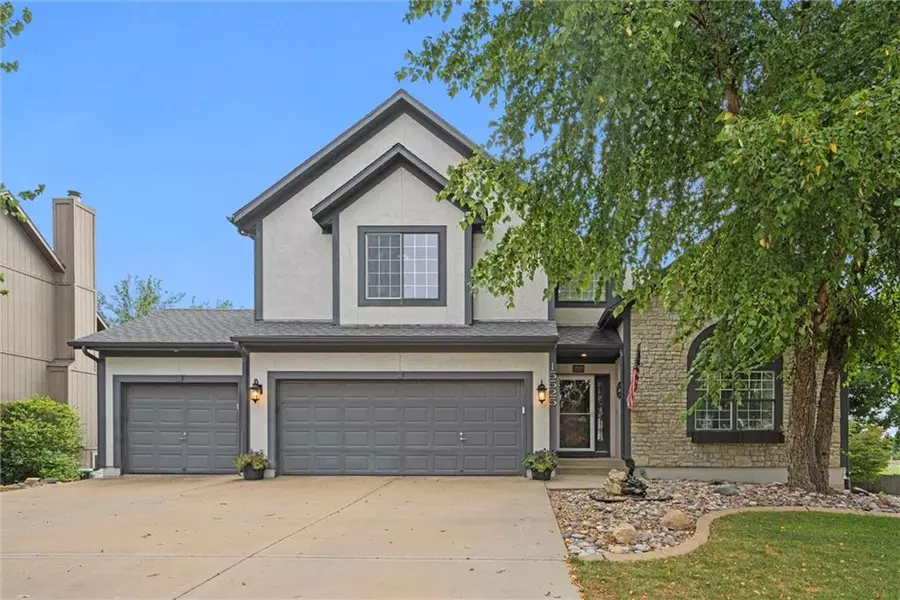 15525 S SUMMERTREE LN, Olathe, KS 66062