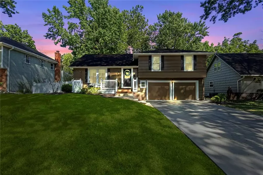 9709 Carter DR, Overland Park, KS 66212