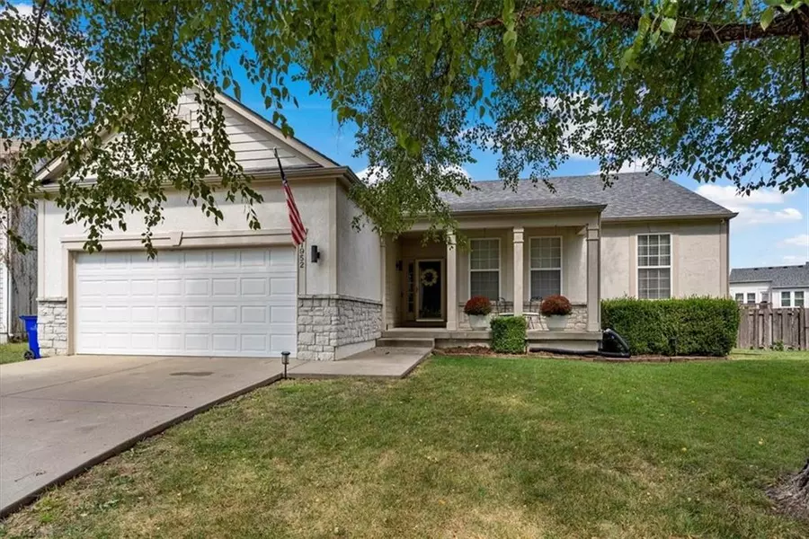 1952 W FREDRICKSON CIR, Olathe, KS 66061