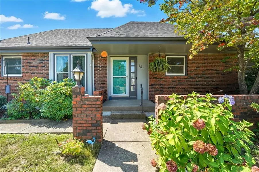 141 Woodbridge LN, Kansas City, MO 64145