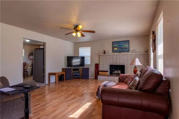 Lawrence, KS 66046,693 E 1450 RD